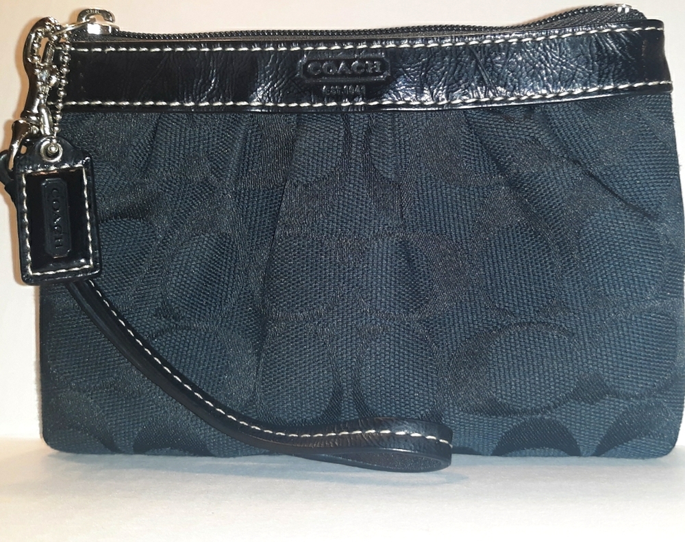 Beautiful COACH Medium Signature Pleated Black Wrl